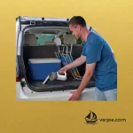مردی در حال استفاده از جارو شارژی بلک اندکر PV1820 برای تمیز کردن صندوق عقب خودرو، نمایشگر کاربرد عالی برای داخل ماشین و مسافرت.