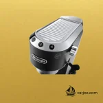 نمای نزدیک پنل کنترل و صفحه گرم‌کن فنجان اسپرسوساز دلونگی EC685