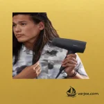 حالت‌دهی مو با سشوار فیلیپس و برس گرد در محیط خانه