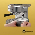 نازل بخار اسپرسوساز دلونگی EC890 در حال فوم‌گیری شیر