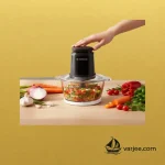 استفاده از خردکن برقی نوتریکوک CH6000 در محیط آشپزخانه مدرن برای آمادهسازی مواد غذایی.