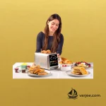 خانم در حال آماده‌سازی نان تست با توستر دیجیتال Nutricook NCTS201 در آشپزخانه