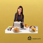 خانم در حال تنظیم توستر دیجیتال Nutricook NCTS401 برای آماده‌سازی صبحانه