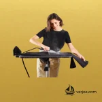 اتو بخار ایستاده تفال QT1510 در حال استفاده روی لباس