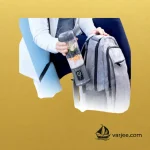 کاربر مخلوطکن شارژی نینجا مدل BC151 را کنار کولهپشتی ورزشی قرار میدهد