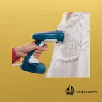 بخارگر دستی تفال DT7130 در حال بخاردهی لباس